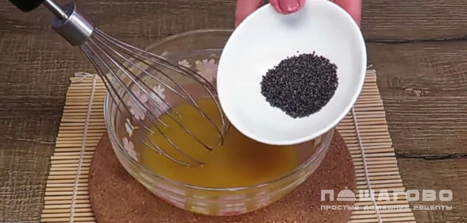 Фото приготовления рецепта: Вкусная заправка для овощного салата - шаг 3