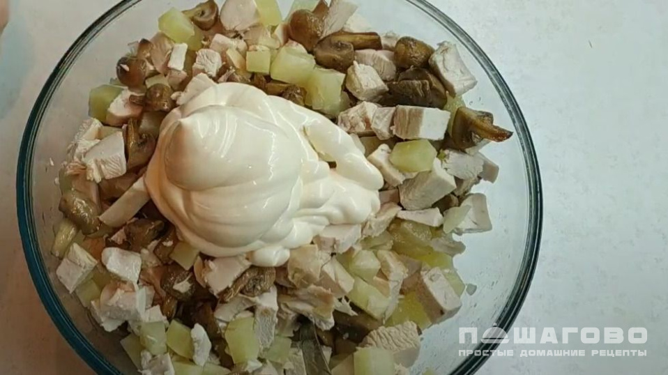 Фото приготовления рецепта: Салат из курицы с ананасами, грибами и сыром - шаг 3