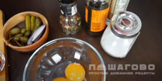 Фото приготовления рецепта: Бифштекс по-татарски - шаг 3