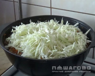 Фото приготовления рецепта: Солянка с грибами на зиму с капустой - шаг 4