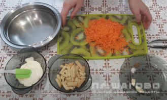 Фото приготовления рецепта: Салат с морковью и сухариками - шаг 2