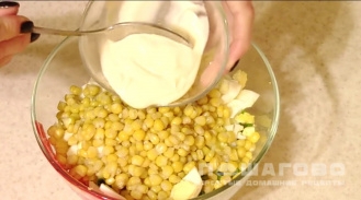 Фото приготовления рецепта: Грибной салат с кукурузой - шаг 6