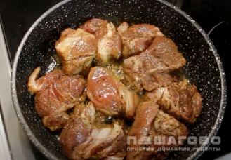 Фото приготовления рецепта: Свинина в гранатовом соусе наршараб - шаг 4