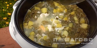 Фото приготовления рецепта: Зеленые щи из ревеня с картошкой - шаг 7