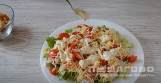 Фото приготовления рецепта: Салат с ветчиной, сухариками и листовым салатом - шаг 6