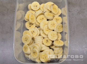 Фото приготовления рецепта: Домашнее мороженное из банана на сгущенном молоке и сливках с мятой - шаг 1