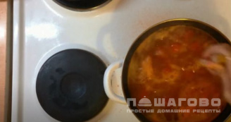 Фото приготовления рецепта: Томатный суп с морепродуктами - шаг 8
