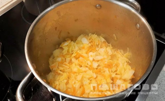 Фото приготовления рецепта: Куриный суп с капустой - шаг 4