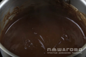 Фото приготовления рецепта: Шоколадный торт с глазурью - шаг 9