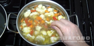 Фото приготовления рецепта: Суп с цветной капустой вегетарианский - шаг 12