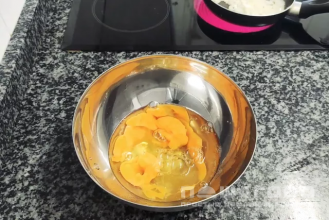Фото приготовления рецепта: Картофельный омлет - шаг 2