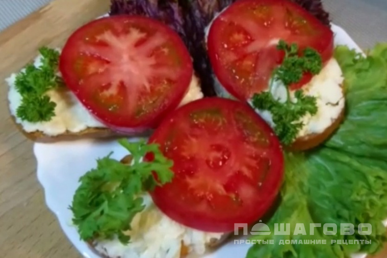 Бутерброды с помидорами и сырно-чесночным паштетом