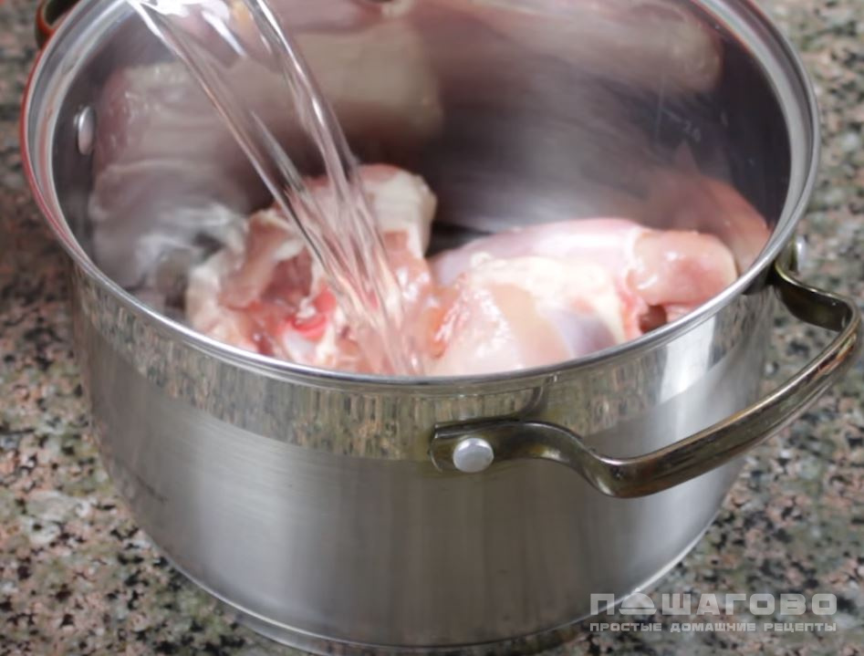Фото приготовления рецепта: Куриный суп с яйцом - шаг 1