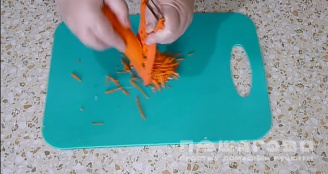Фото приготовления рецепта: Салат с фасолью, солеными огурцами и морковью - шаг 2