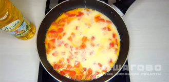Фото приготовления рецепта: Омлет с помидорами - шаг 4