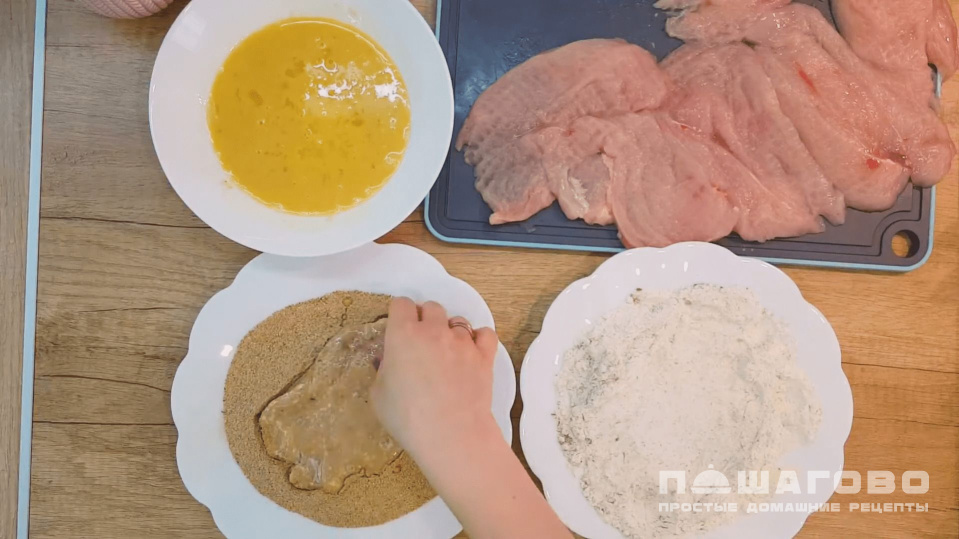 Фото приготовления рецепта: Куриный шницель в кляре - шаг 2