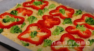 Фото приготовления рецепта: Пицца с колбасой на жидком тесте - шаг 2