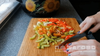 Фото приготовления рецепта: Салат из помидоров, моркови и перца на зиму без стерилизации - шаг 1