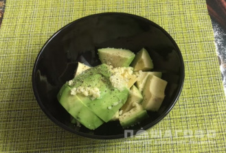 Фото приготовления рецепта: Острый паштет из авокадо с чесноком - шаг 2