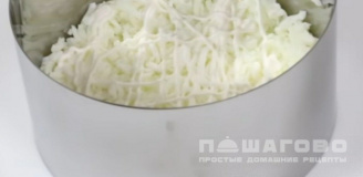 Фото приготовления рецепта: Слоеный салат из красной икры - шаг 4
