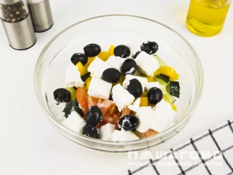 Фото приготовления рецепта: Греческий салат с креветками - шаг 4