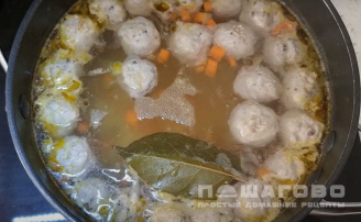 Фото приготовления рецепта: Суп с фрикадельками из индейки - шаг 5