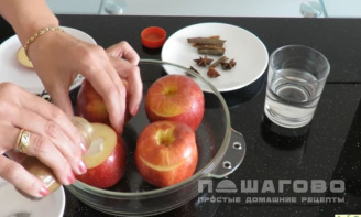 Фото приготовления рецепта: Запеченные яблоки с корицей - шаг 3