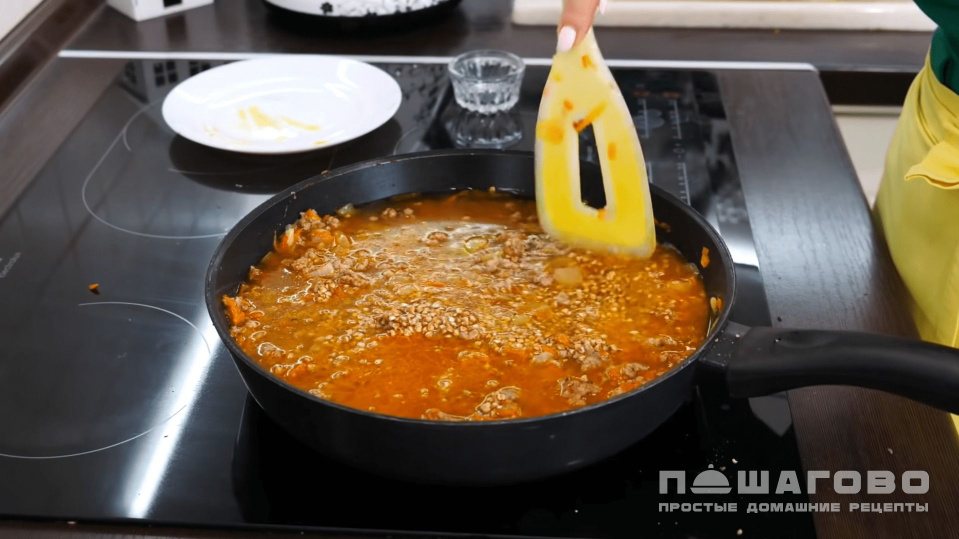 Фото приготовления рецепта: Гречка по-купечески с фаршем - шаг 4