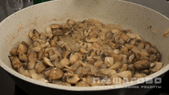 Фото приготовления рецепта: Сливочный грибной соус - шаг 2