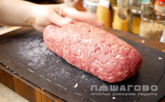 Фото приготовления рецепта: Бифштекс рубленный из говядины - шаг 2