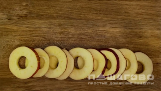 Фото приготовления рецепта: Печень по-берлински с яблоками - шаг 1