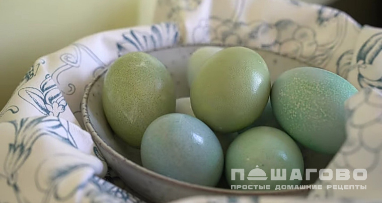 Покраска яиц зеленым чаем