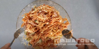 Фото приготовления рецепта: Салат с корейской морковью и колбасой - шаг 7