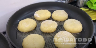 Фото приготовления рецепта: Картофельные пирожки с мясом на сковороде - шаг 15