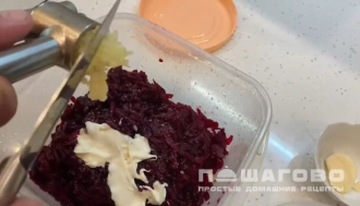 Фото приготовления рецепта: Салат из сырой свеклы с чесноком и майонезом - шаг 1