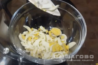 Фото приготовления рецепта: Салат из кальмаров с яйцом и луком - шаг 3