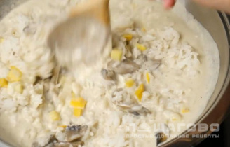 Фото приготовления рецепта: Рис с шампиньонами и цуккини - шаг 4
