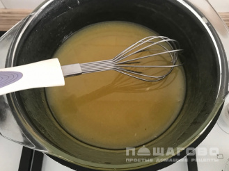 Фото приготовления рецепта: Коржи для медовика - шаг 1