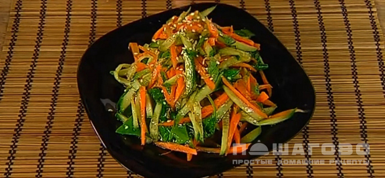 Салат с морковью, огурцами и имбирем
