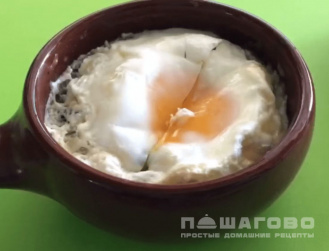 Фото приготовления рецепта: Воздушные яйца кокот со шпинатом, сыром и сметаной - шаг 3