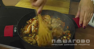 Фото приготовления рецепта: Курица с грибами в сливках - шаг 8