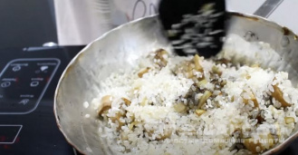 Фото приготовления рецепта: Ризотто с белыми грибами и сливками - шаг 4