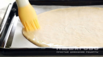 Фото приготовления рецепта: Итальянская пицца Кальцоне с салями и творогом - шаг 4