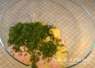 Фото приготовления рецепта: Драники с сосисками и сыром - шаг 2