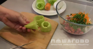 Фото приготовления рецепта: Фаршированные перцы на сковороде - шаг 5