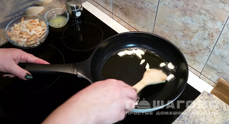 Фото приготовления рецепта: Салат с креветками и сыром - шаг 1