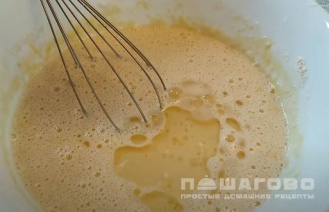 Фото приготовления рецепта: Воздушные тонкие блины на молоке - шаг 5