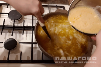 Фото приготовления рецепта: Куриный суп с овощами - шаг 4