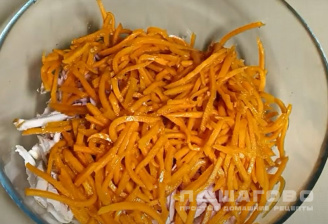Фото приготовления рецепта: Салат с сухариками и корейской морковью - шаг 2