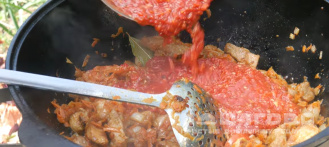 Фото приготовления рецепта: Бигус из свежей капусты с мясом в казане - шаг 8